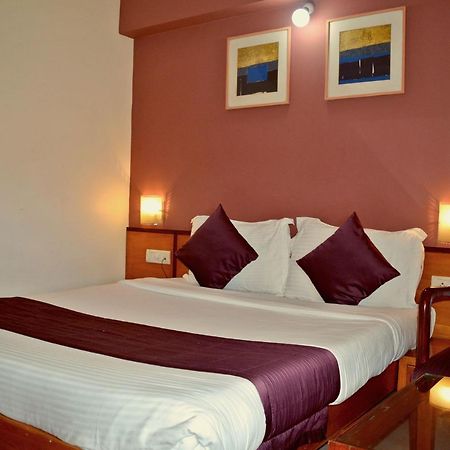 Sukh Hotel Мумбай Екстериор снимка