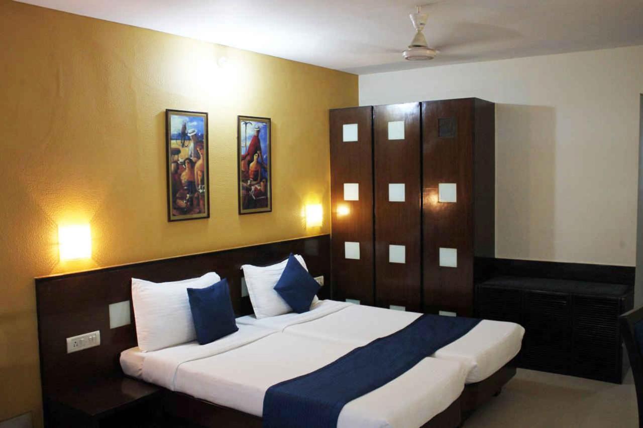 Sukh Hotel Мумбай Екстериор снимка