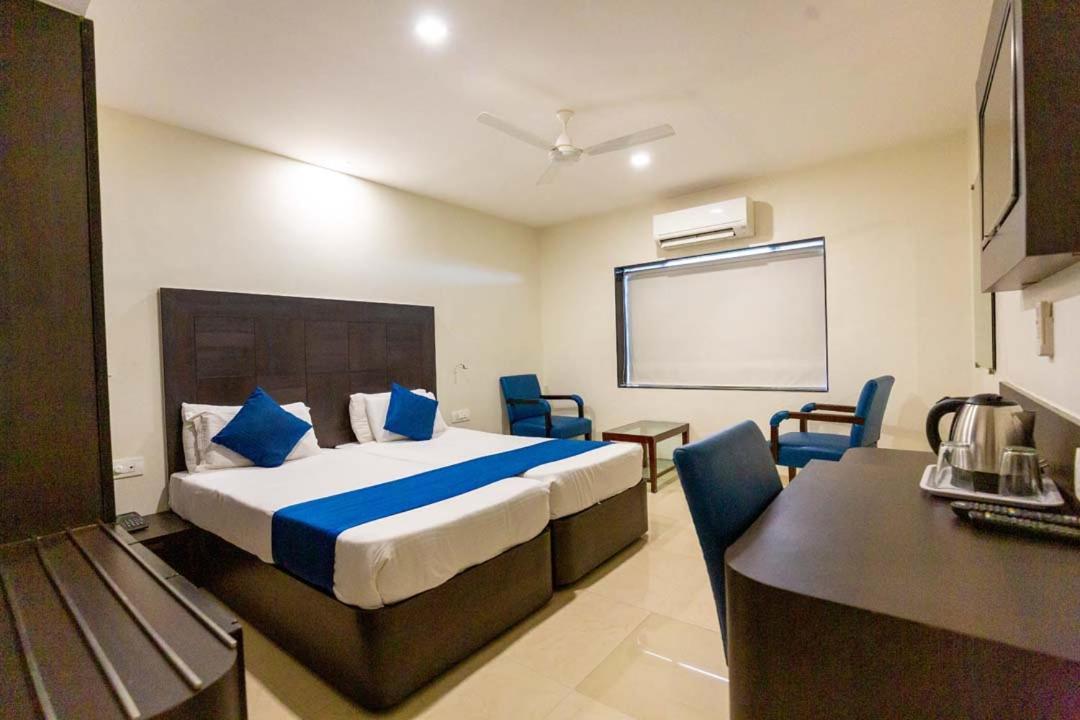 Sukh Hotel Мумбай Екстериор снимка