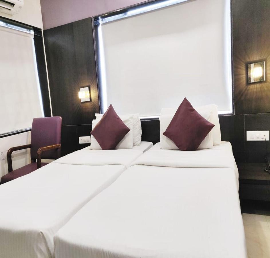 Sukh Hotel Мумбай Екстериор снимка