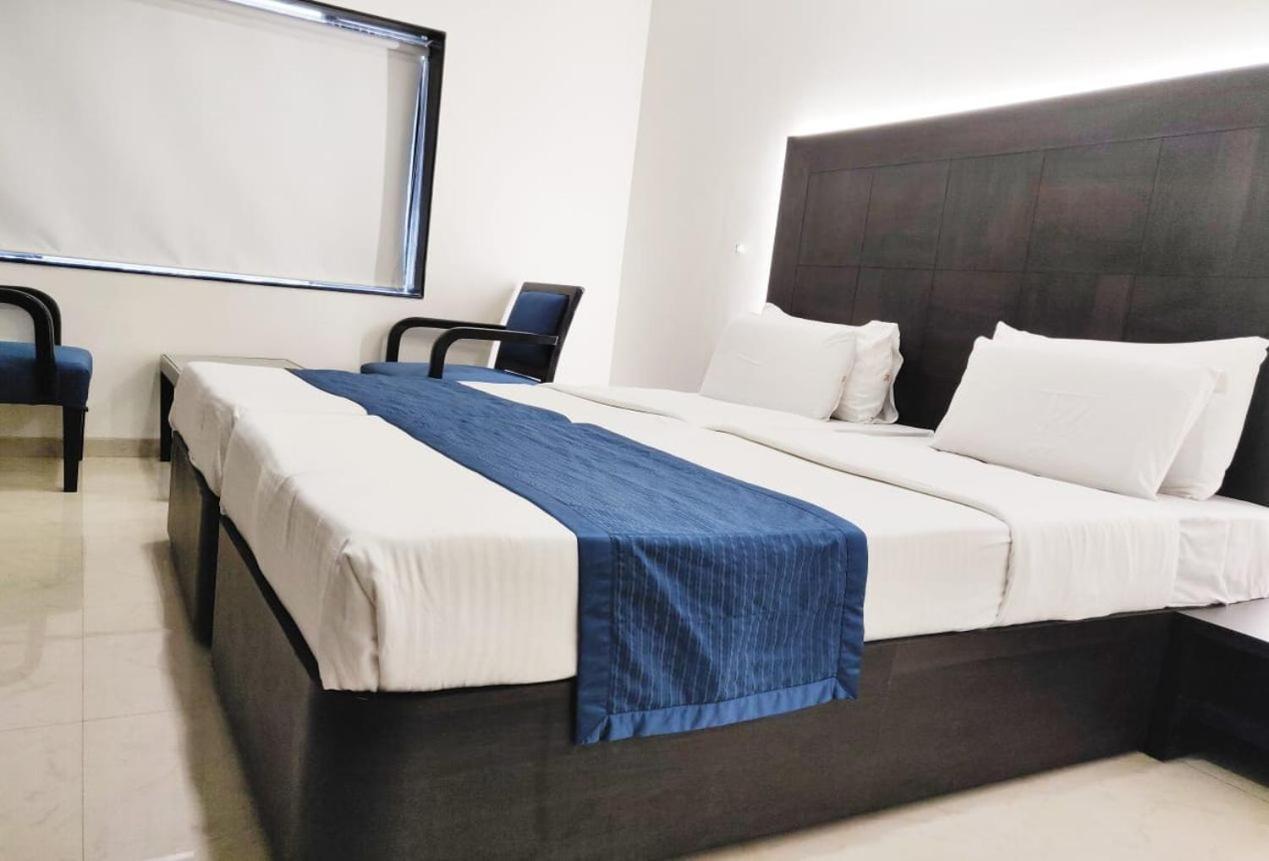 Sukh Hotel Мумбай Екстериор снимка