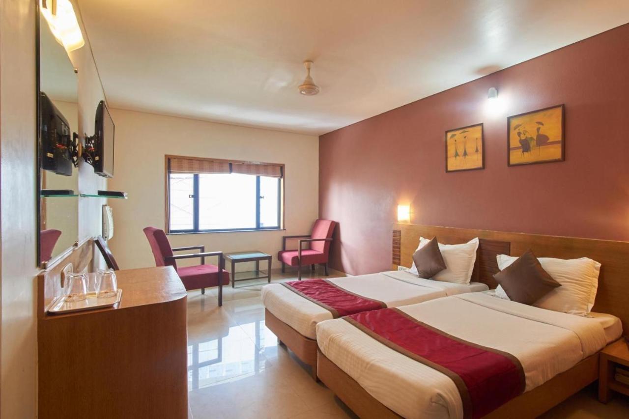Sukh Hotel Мумбай Екстериор снимка