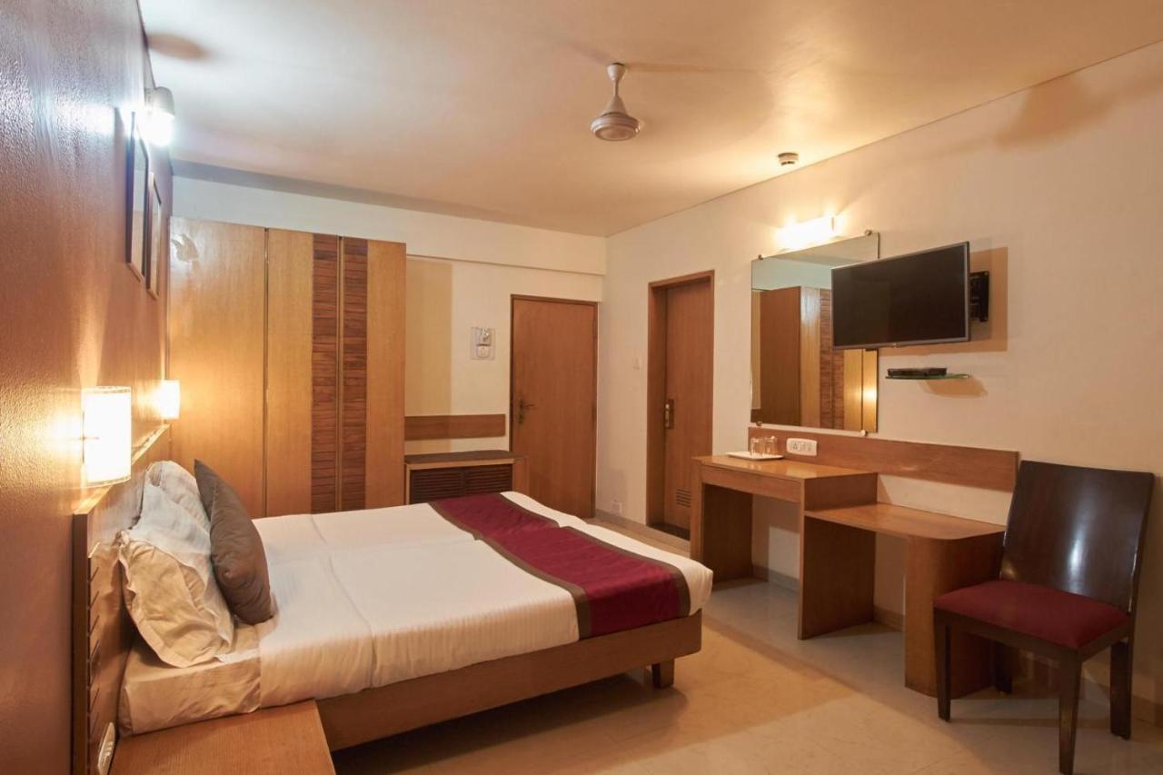 Sukh Hotel Мумбай Екстериор снимка