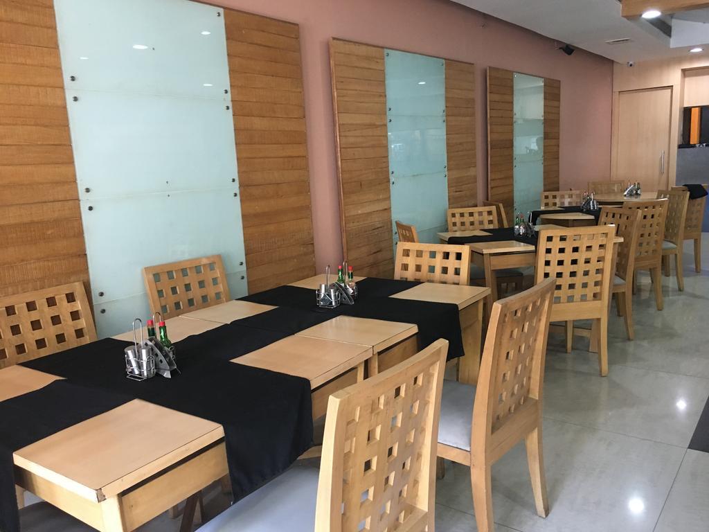 Sukh Hotel Мумбай Екстериор снимка