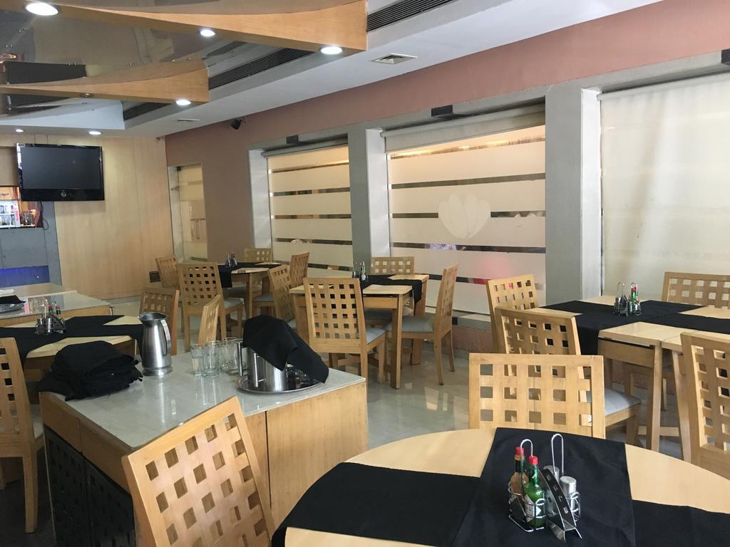 Sukh Hotel Мумбай Екстериор снимка