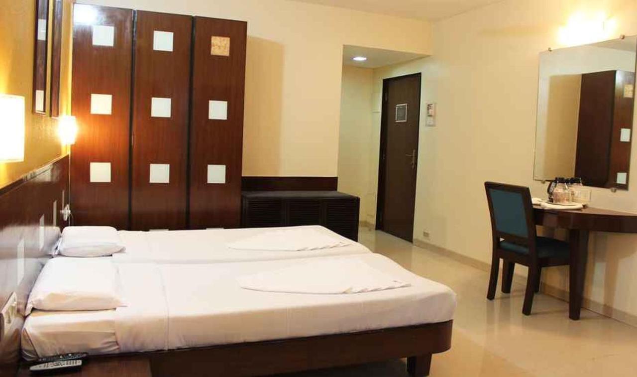 Sukh Hotel Мумбай Екстериор снимка