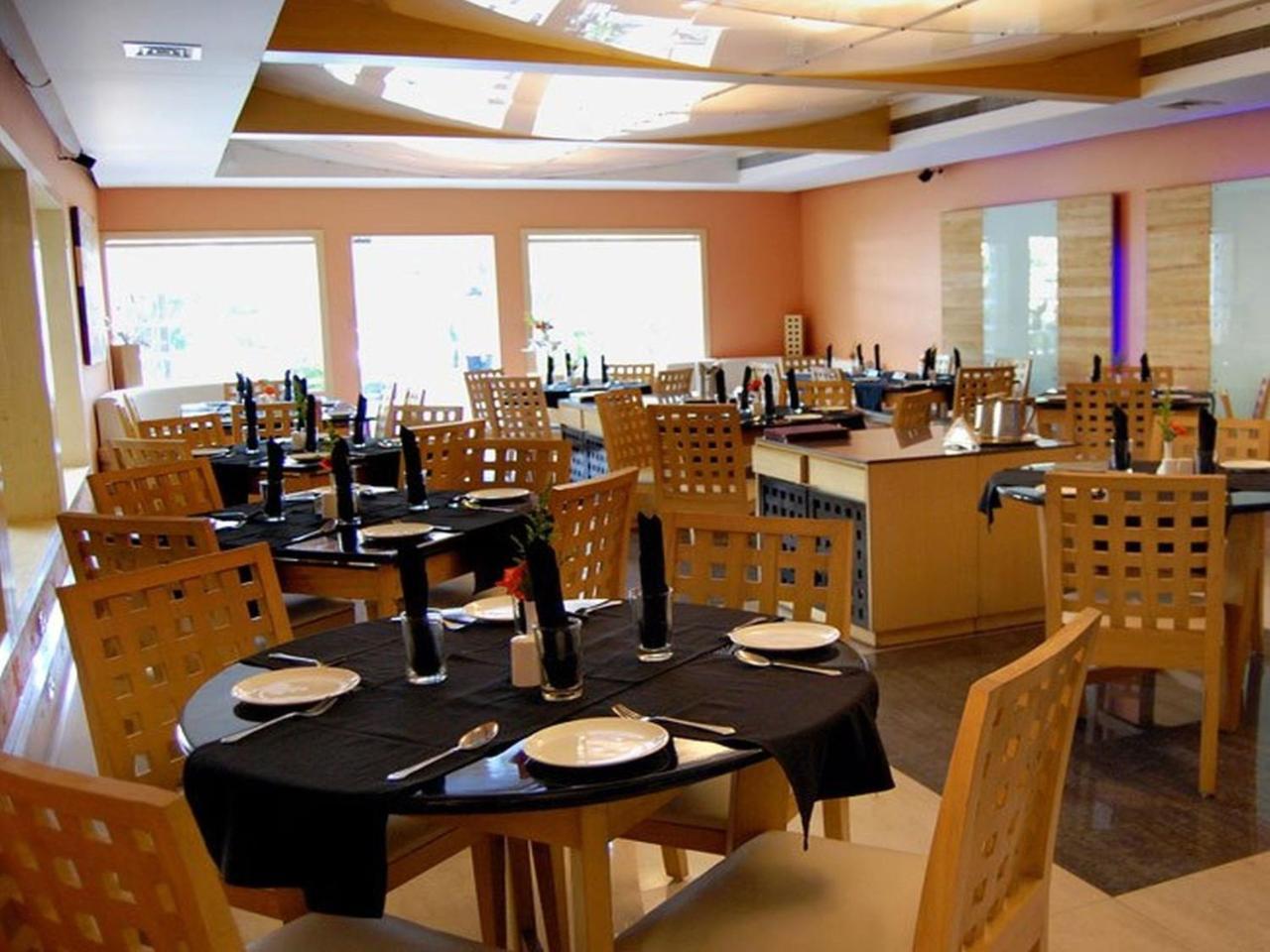 Sukh Hotel Мумбай Екстериор снимка