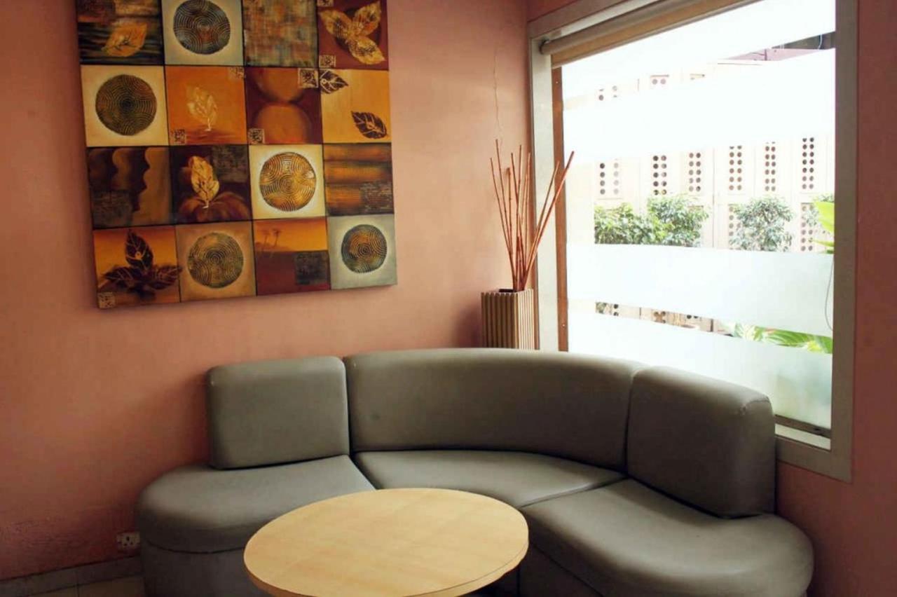 Sukh Hotel Мумбай Екстериор снимка