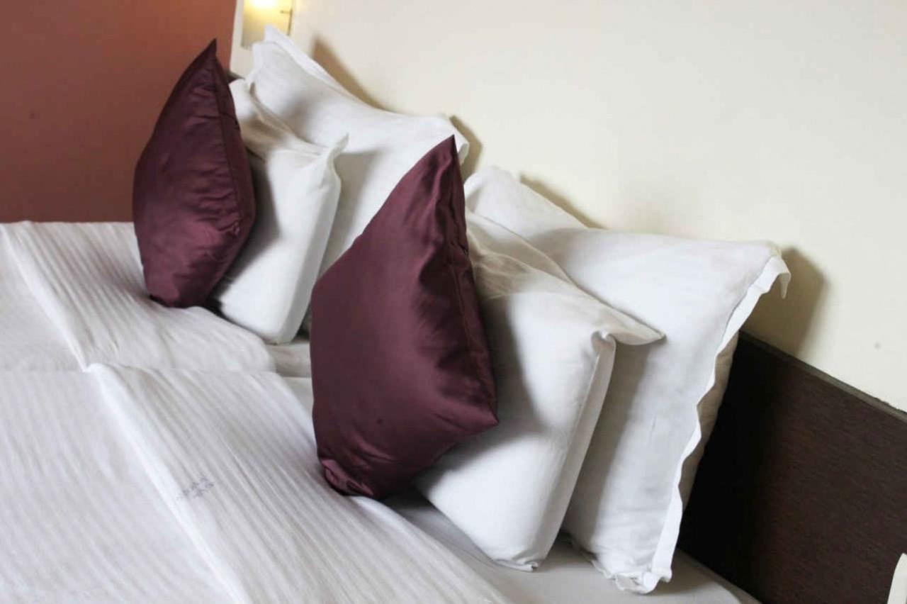 Sukh Hotel Мумбай Екстериор снимка