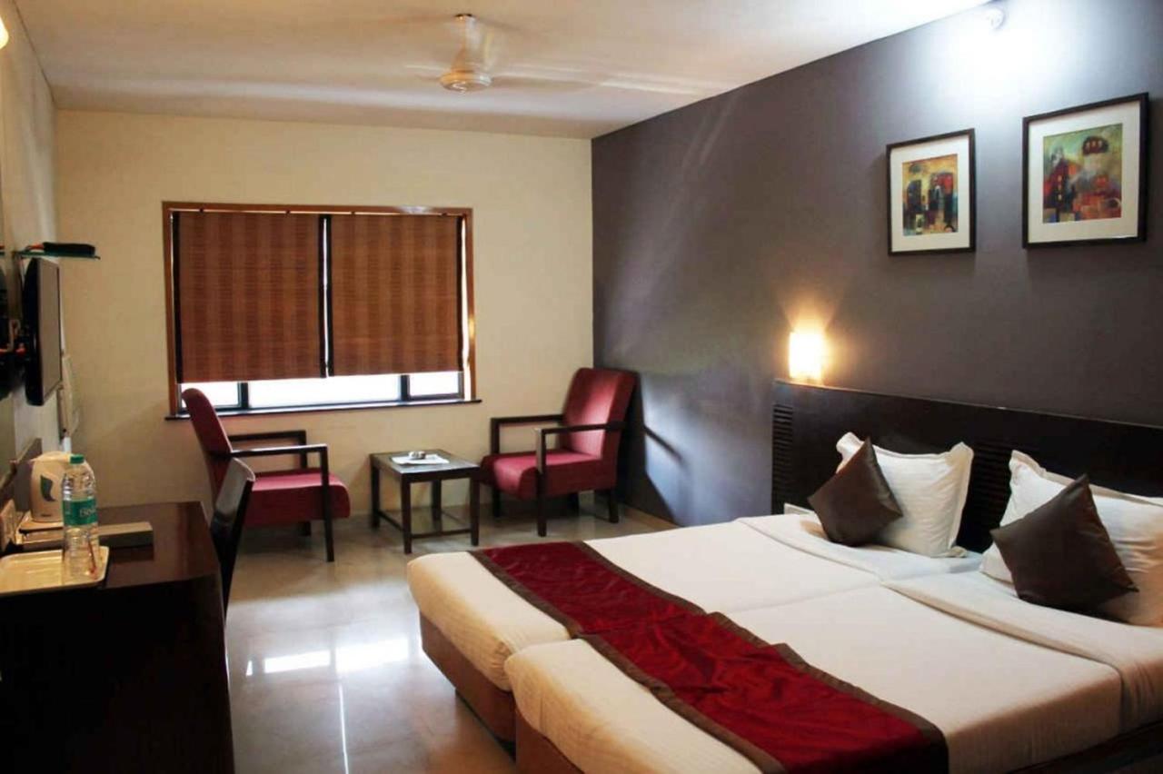 Sukh Hotel Мумбай Екстериор снимка
