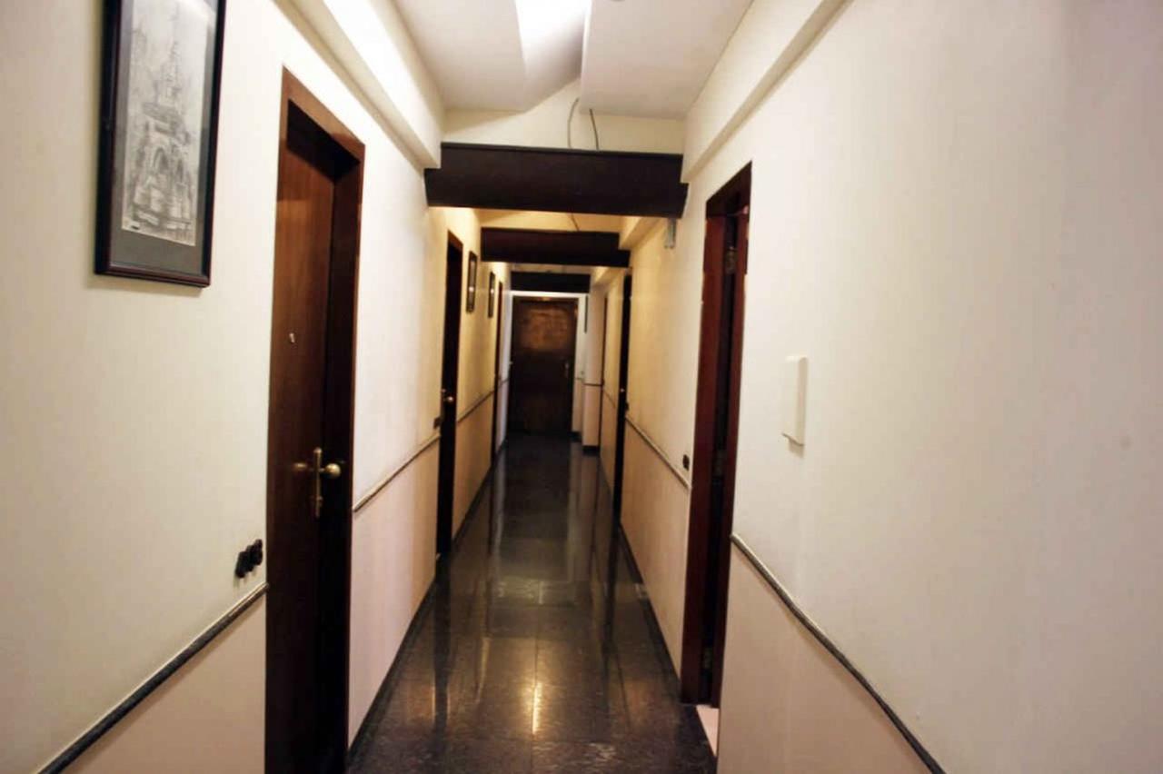 Sukh Hotel Мумбай Екстериор снимка