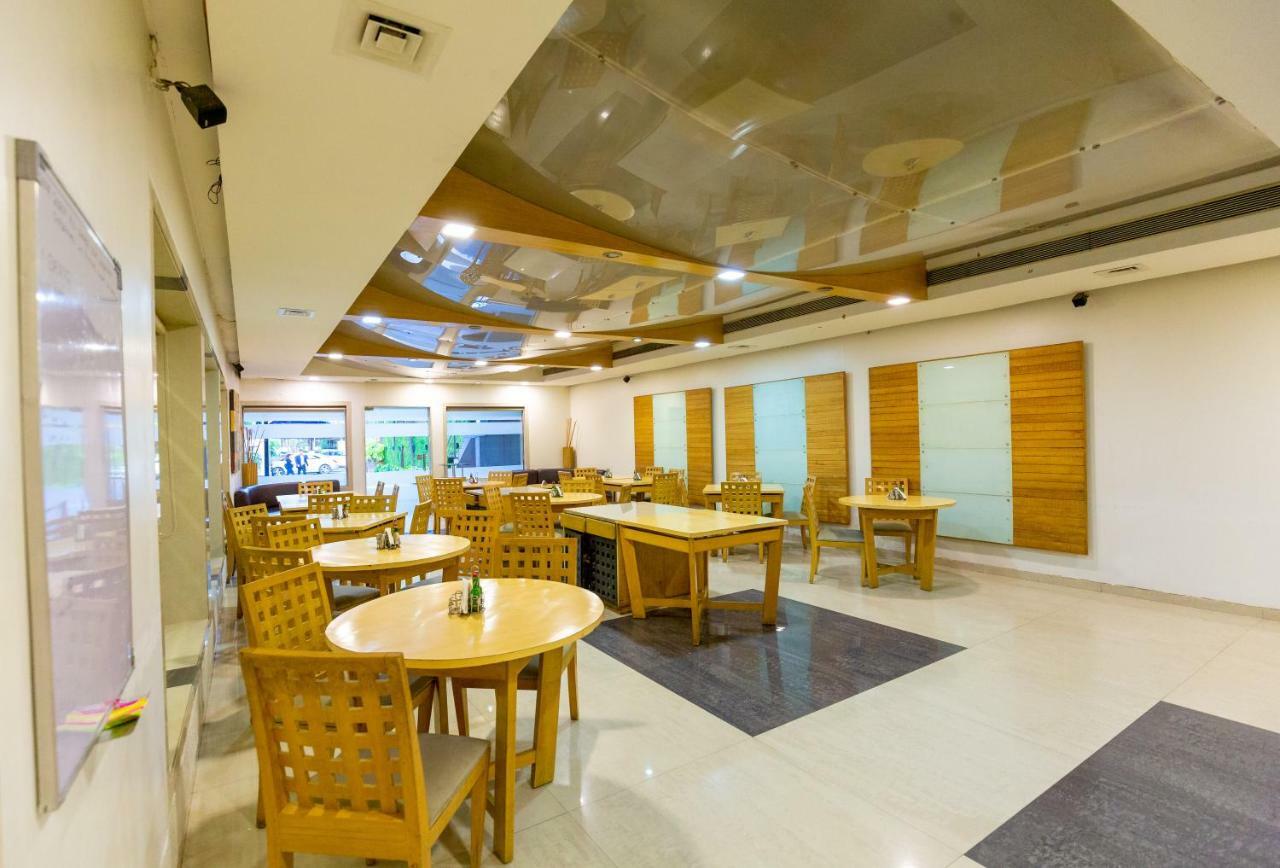Sukh Hotel Мумбай Екстериор снимка