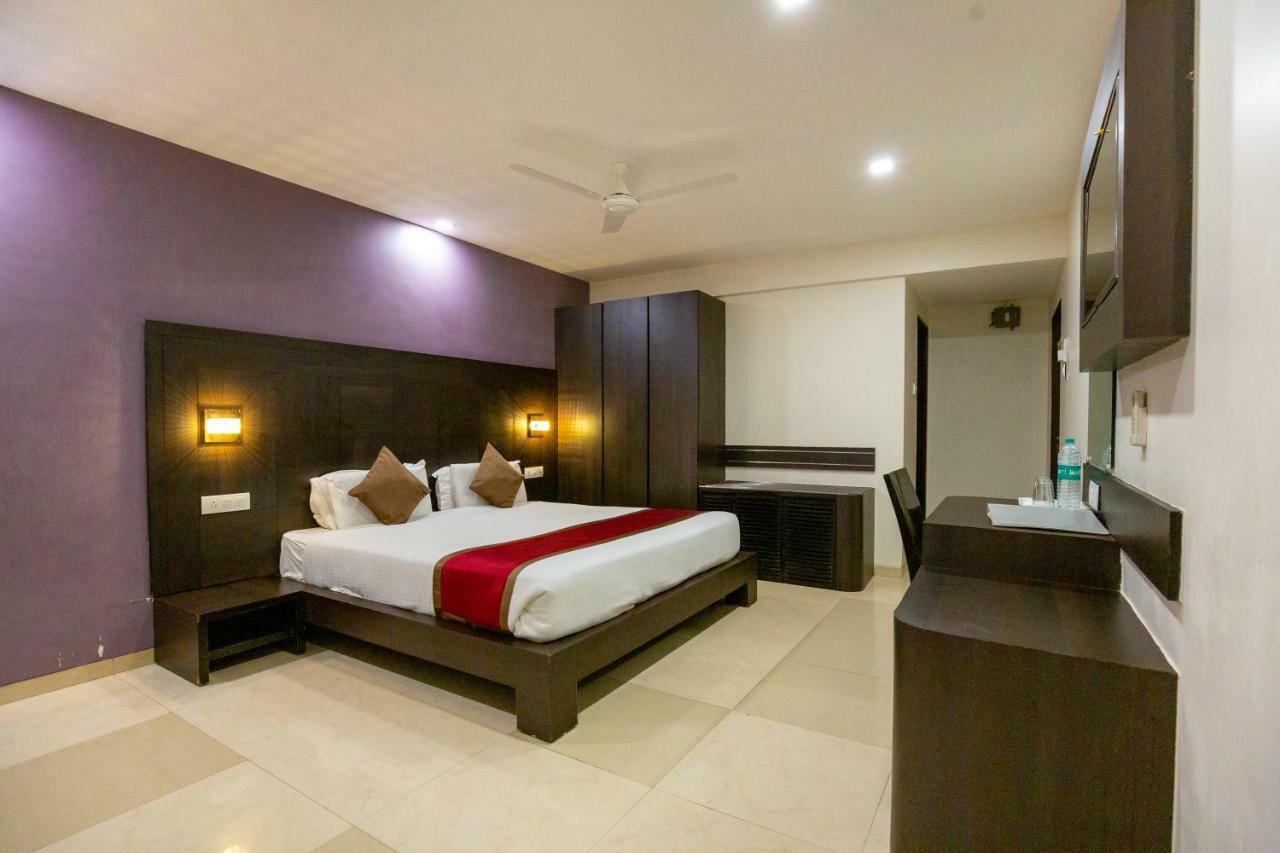 Sukh Hotel Мумбай Екстериор снимка