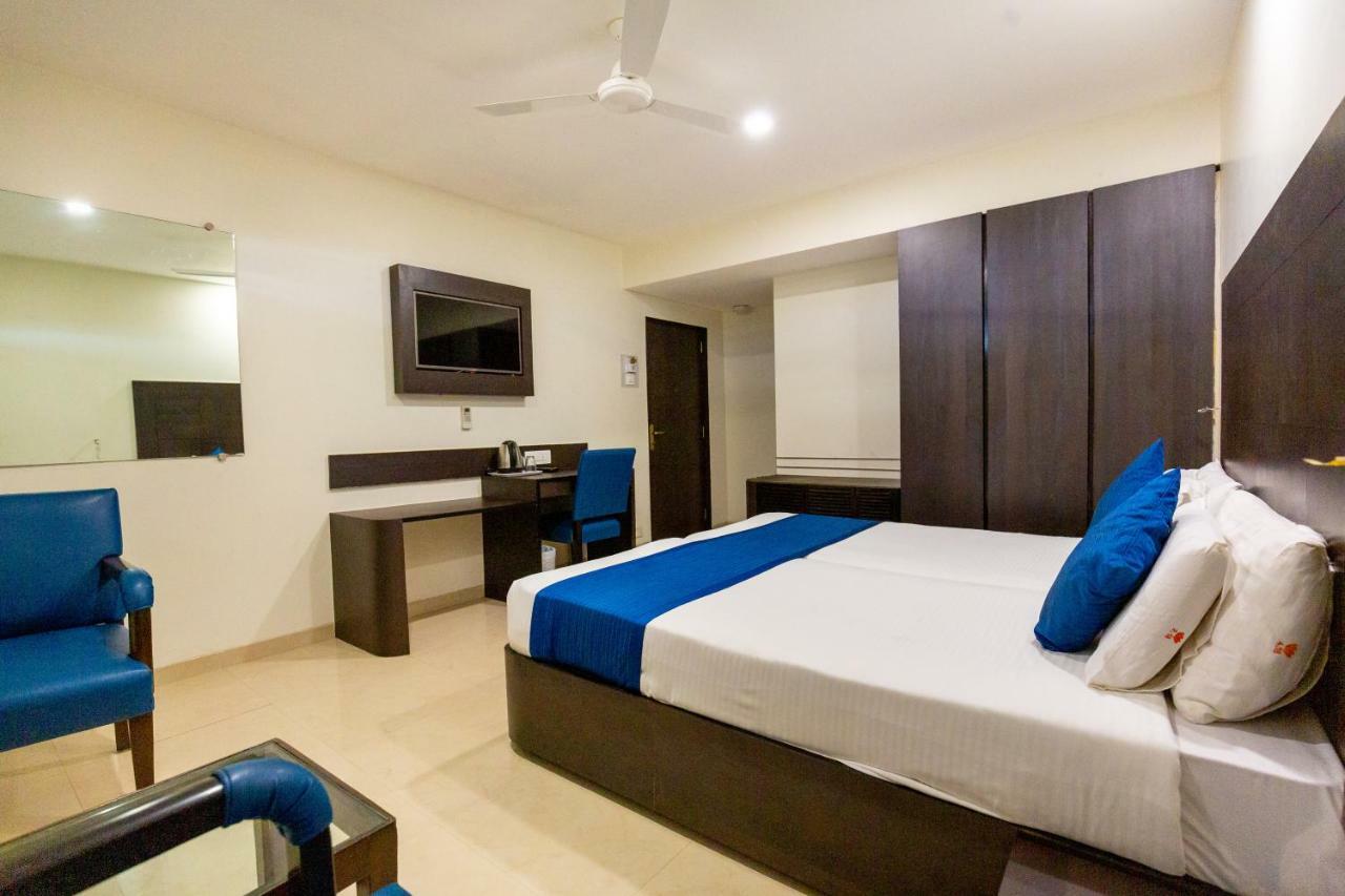 Sukh Hotel Мумбай Екстериор снимка