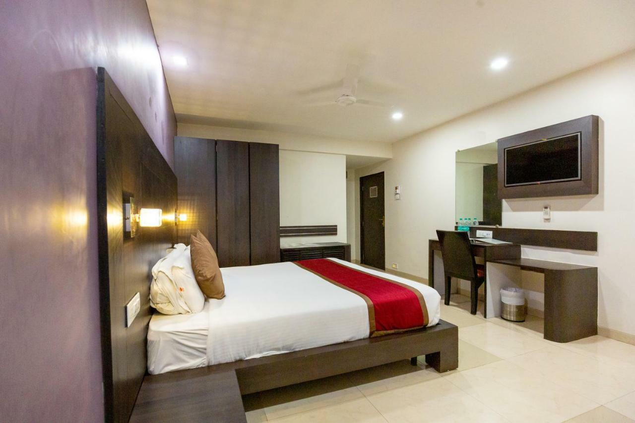 Sukh Hotel Мумбай Екстериор снимка