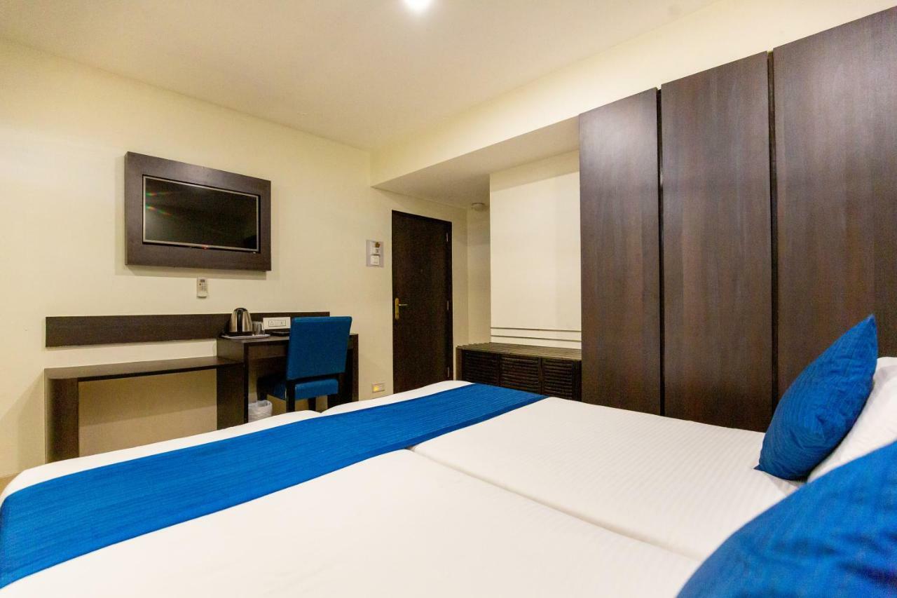 Sukh Hotel Мумбай Екстериор снимка