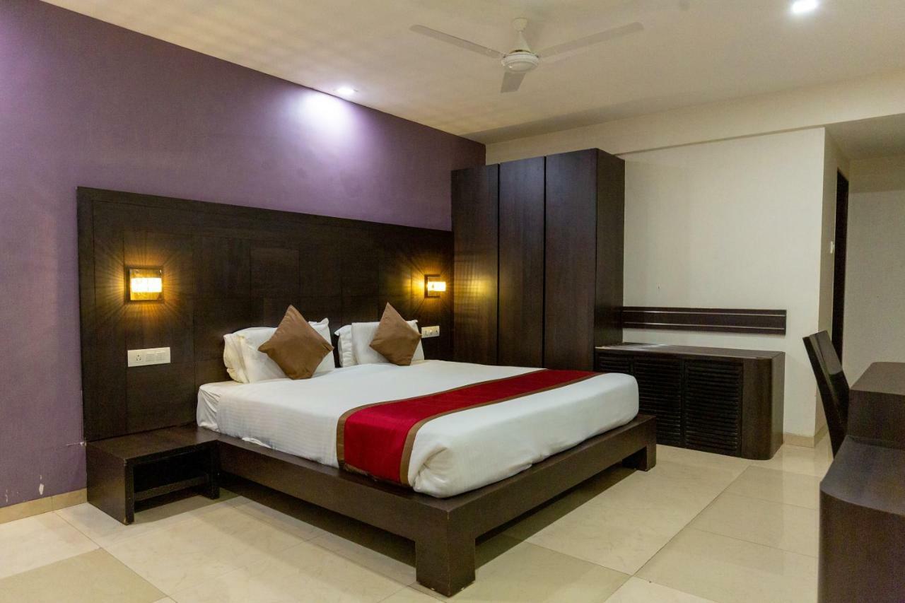 Sukh Hotel Мумбай Екстериор снимка