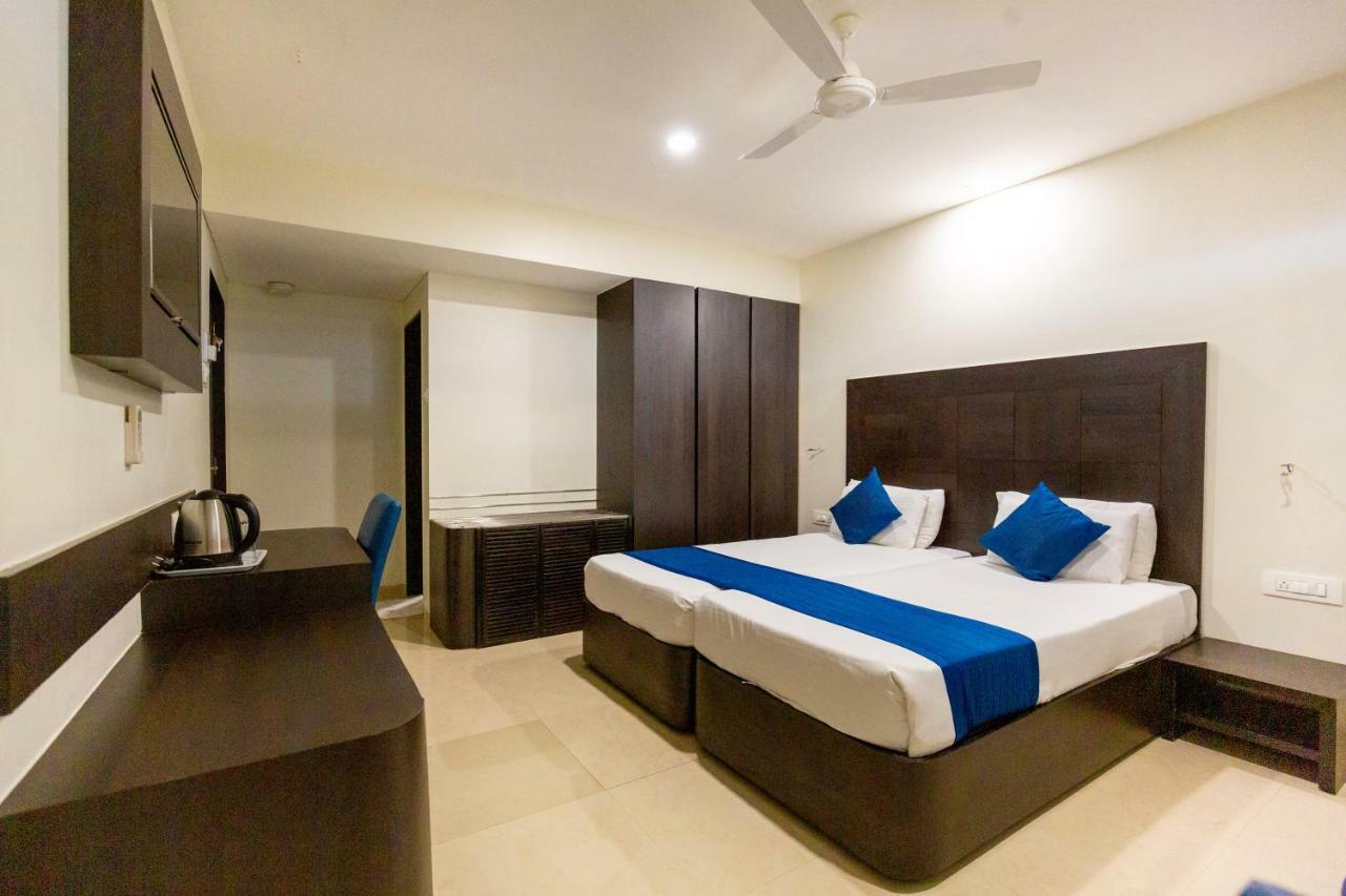 Sukh Hotel Мумбай Екстериор снимка