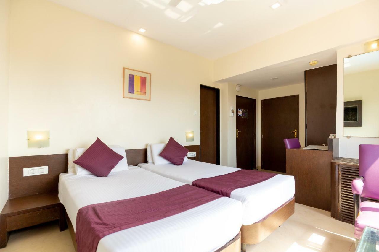 Sukh Hotel Мумбай Екстериор снимка
