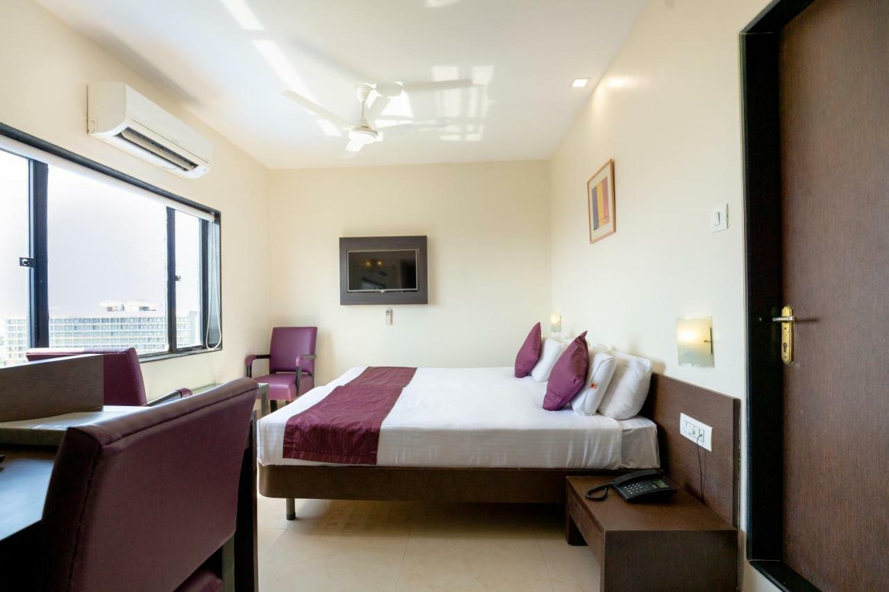 Sukh Hotel Мумбай Екстериор снимка