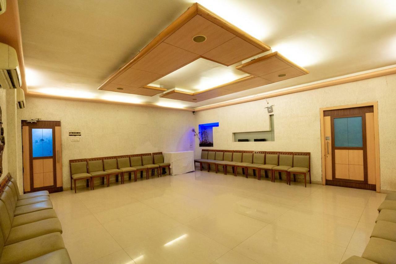 Sukh Hotel Мумбай Екстериор снимка