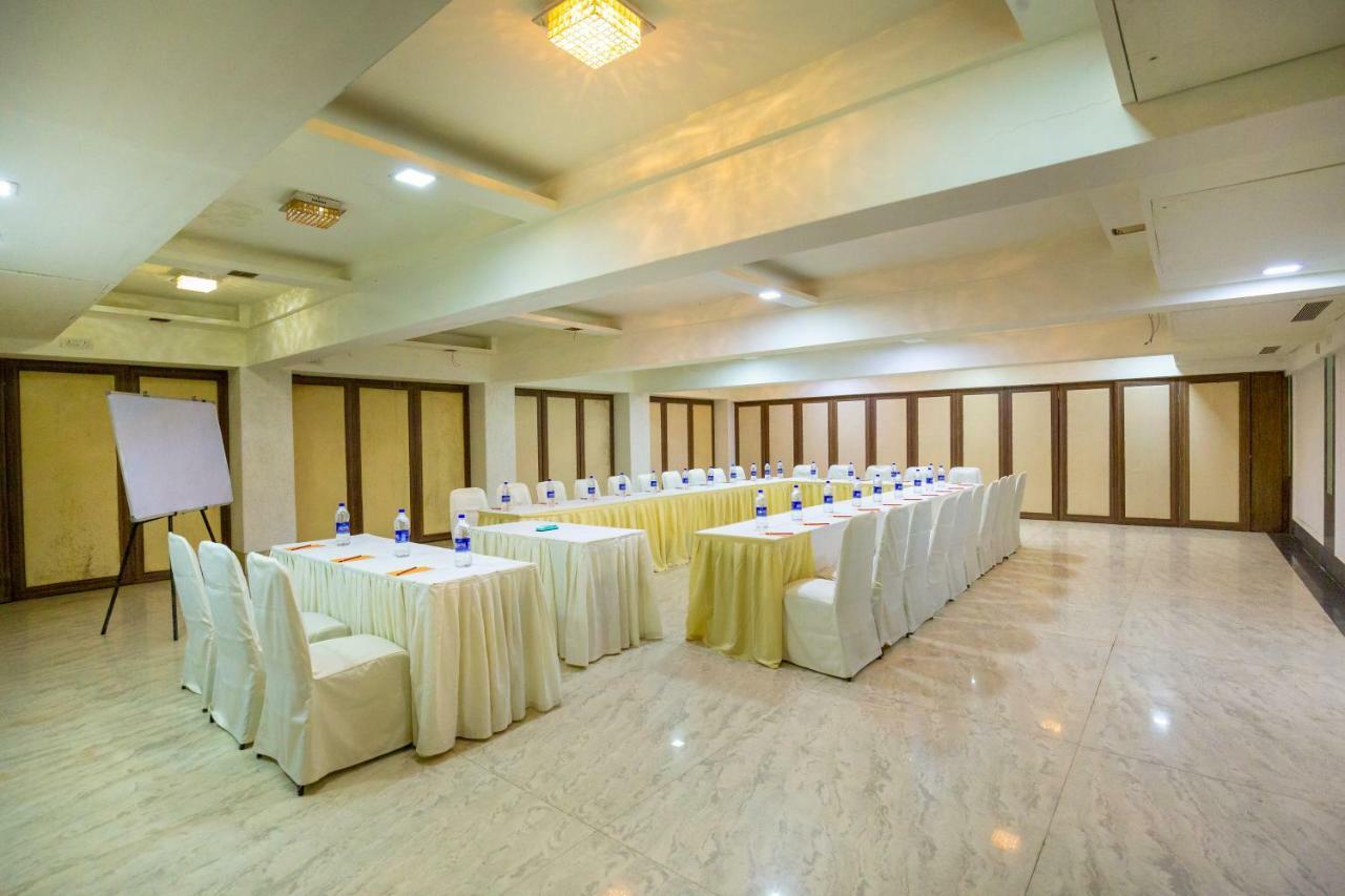 Sukh Hotel Мумбай Екстериор снимка