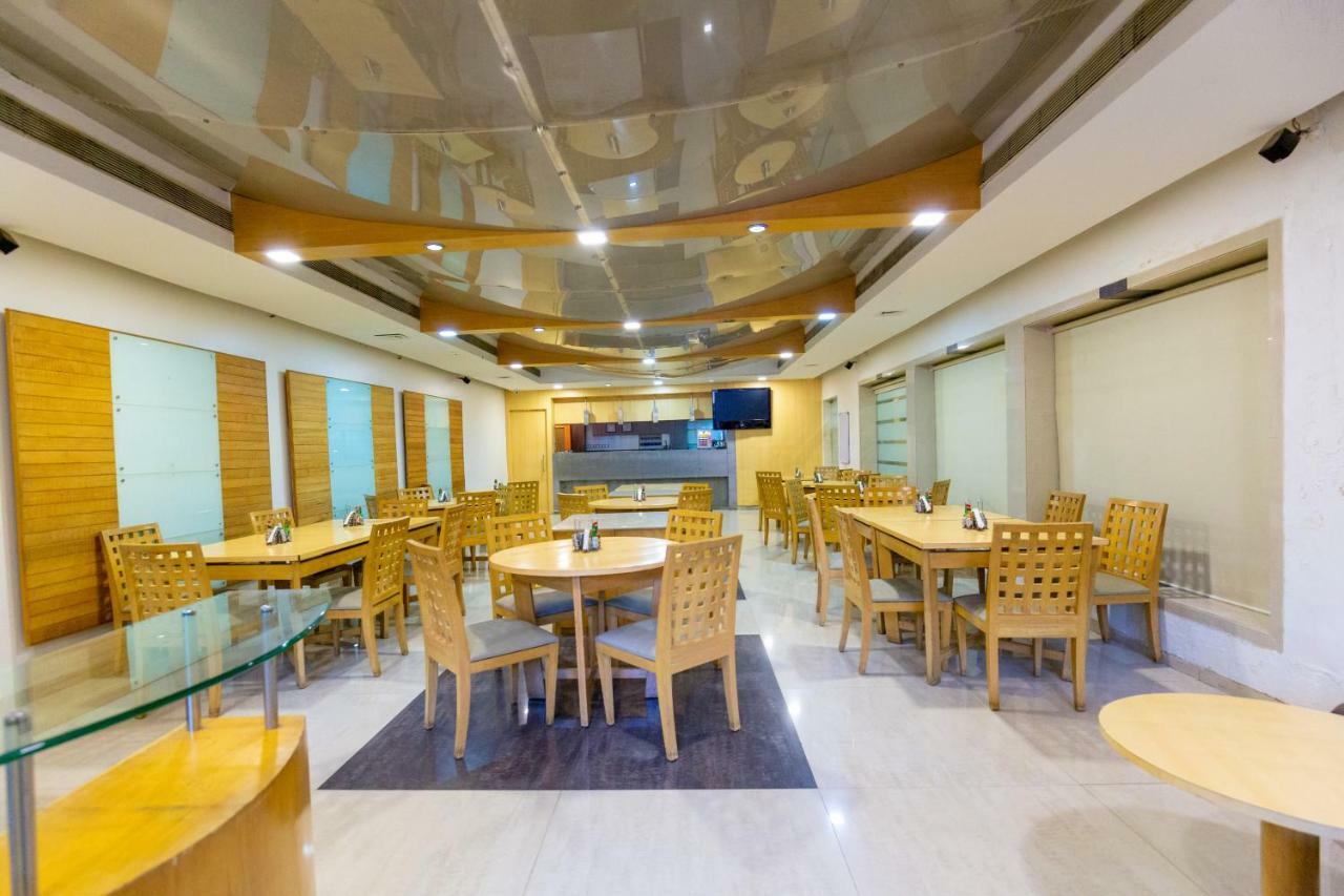 Sukh Hotel Мумбай Екстериор снимка