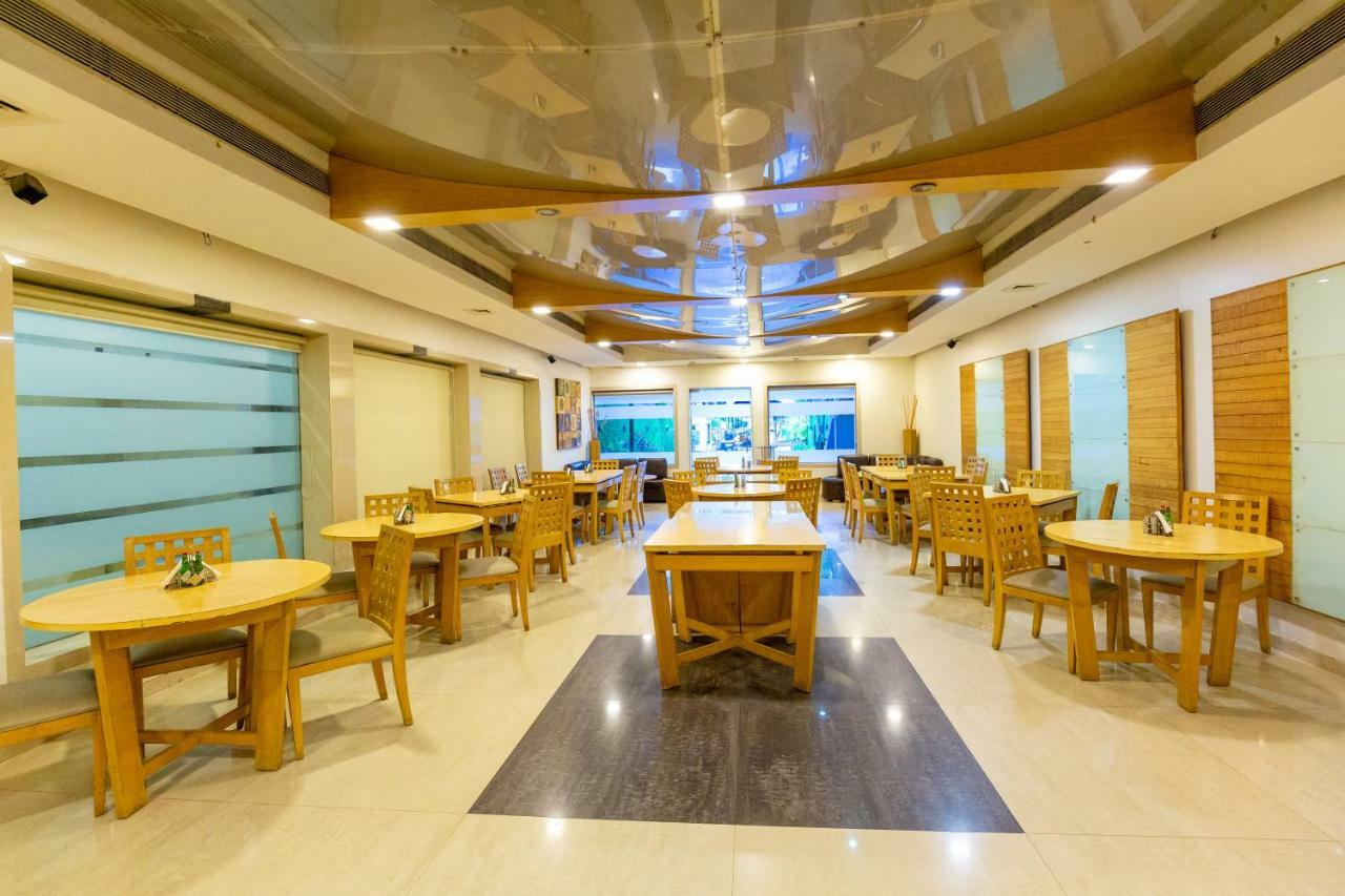 Sukh Hotel Мумбай Екстериор снимка