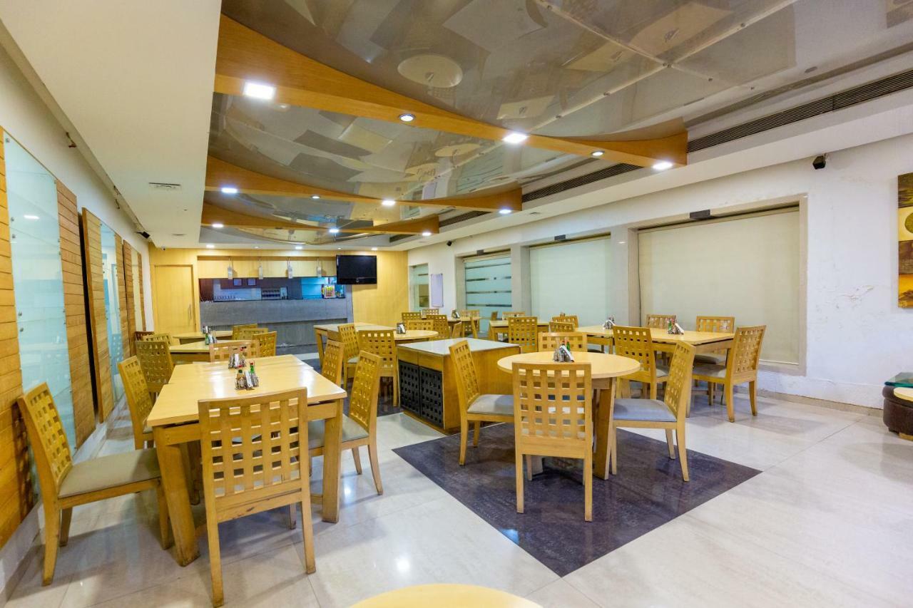 Sukh Hotel Мумбай Екстериор снимка