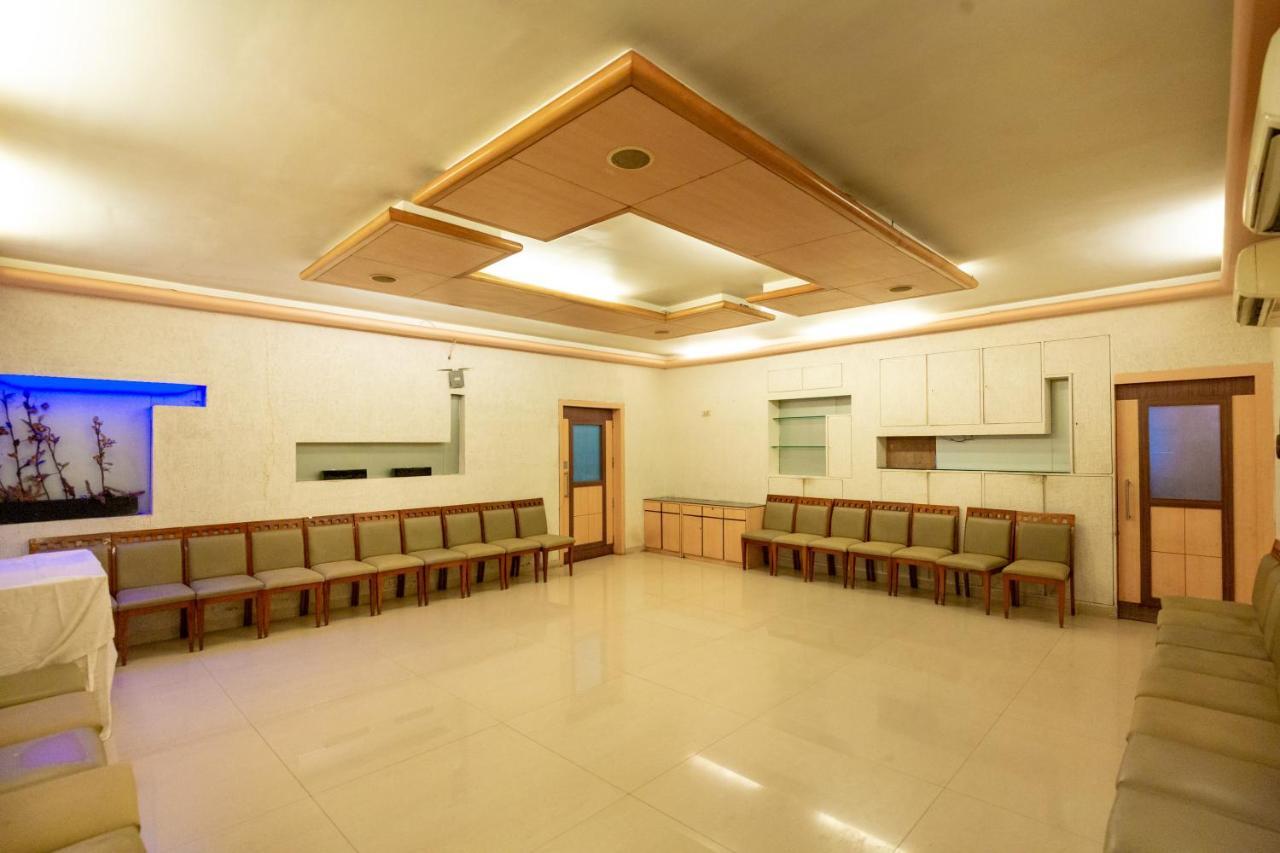 Sukh Hotel Мумбай Екстериор снимка
