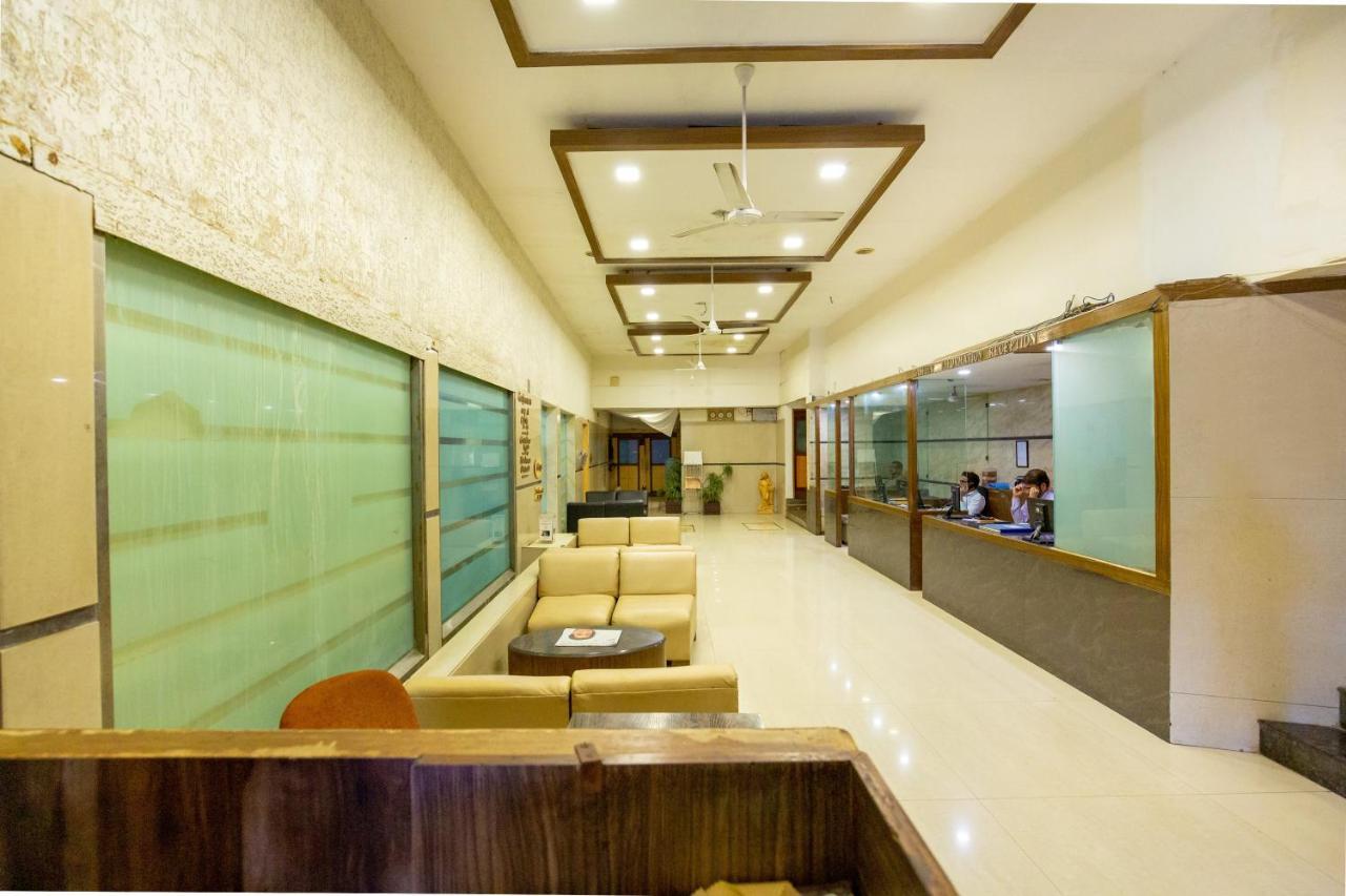 Sukh Hotel Мумбай Екстериор снимка